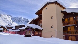 A snow-covered building with a balcony and a mountain backdrop. - 100m from ski slopes, 3rd floor, view ski slopes, balcony, tv, ski locker, 32m², La Plagne (La Plagne)