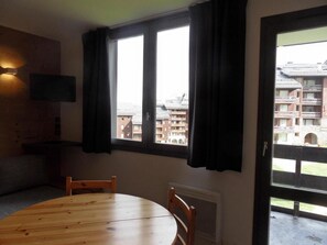 Interior - Ski-in/ski-out & foot of the slopes, 2nd floor, balcony, tv, 22m², La Plagne (La Plagne)
