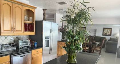 Cheerful 4 bedroom, nicely decorated, short walk to mall, downtown Jensen Beach