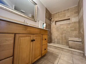 Badewanne, Haartrockner, Handtücher, Seife