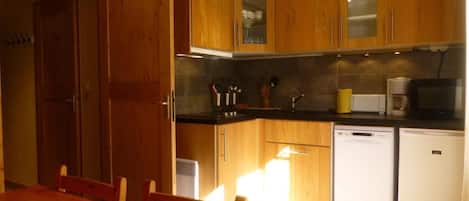 Kühlschrank, Mikrowelle, Ofen, Wasserkocher mit Kaffee-/Teezubehör