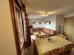 Living area - 300m from resort center, 2nd floor, balcony, tv, ski locker, 44m², Peisey-Vallandry (Landry)