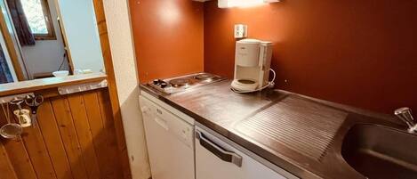 Frigorífico, microondas, horno y lavavajillas