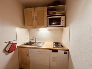 Fridge, oven, dishwasher, coffee/tea maker