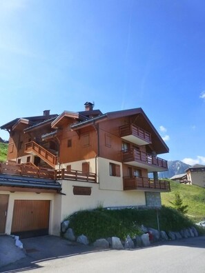 Exterior - 350m from resort center, Ground floor, balcony, tv, ski locker, 42m², Peisey-Vallandry (Landry)