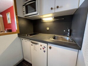 A compact kitchen with a microwave, sink, and a refrigerator. - 180m from ski slopes, 1st floor, balcony, tv, ski locker, 26m², Peisey-Vallandry (Landry)