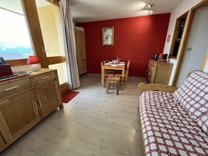 Living area - 180m from resort center, floor -1, balcony, tv, ski locker, 26m², Peisey-Vallandry (Landry)