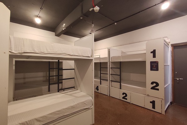 Mobiliario individual, wifi gratis, ropa de cama