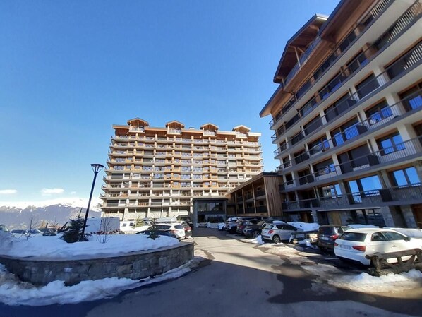 Exterior - 50m from ski slopes, 6th floor, view mountain, balcony, parking, tv, ski locker, 37m², Courchevel (Courchevel)