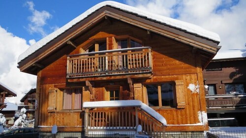 Chalet, 300m from ski lifts, balcony, fireplace or stove, 80m², Courchevel