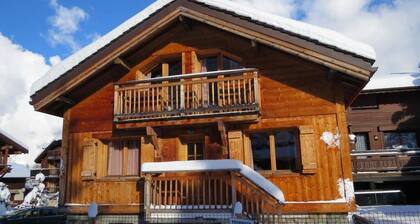 Chalet, 300m from ski lifts, balcony, fireplace or stove, 80m², Courchevel