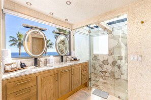 Bruser, hårtørrer, bidet, håndklæder