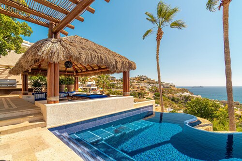 Gorgeous ocean views 5 bedroom, daily maid, chef breakfast. Pool heated to 85 