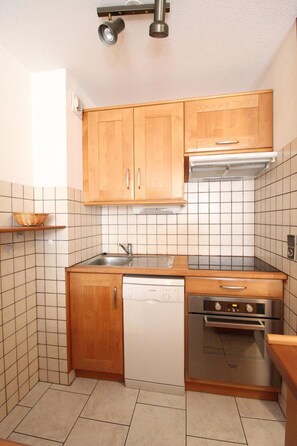 Kühlschrank, Mikrowelle, Ofen, Geschirrspüler