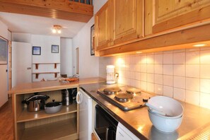 Fridge, oven, dishwasher - Ski-in/ski-out & foot of the slopes, 4th floor, view ski slopes, balcony, tv, ski locker, 46m² (La Plagne)