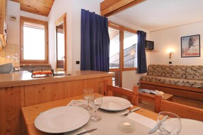 Bathtub - Ski-in/ski-out & foot of the slopes, 4th floor, view ski slopes, balcony, tv, ski locker, 46m² (La Plagne)