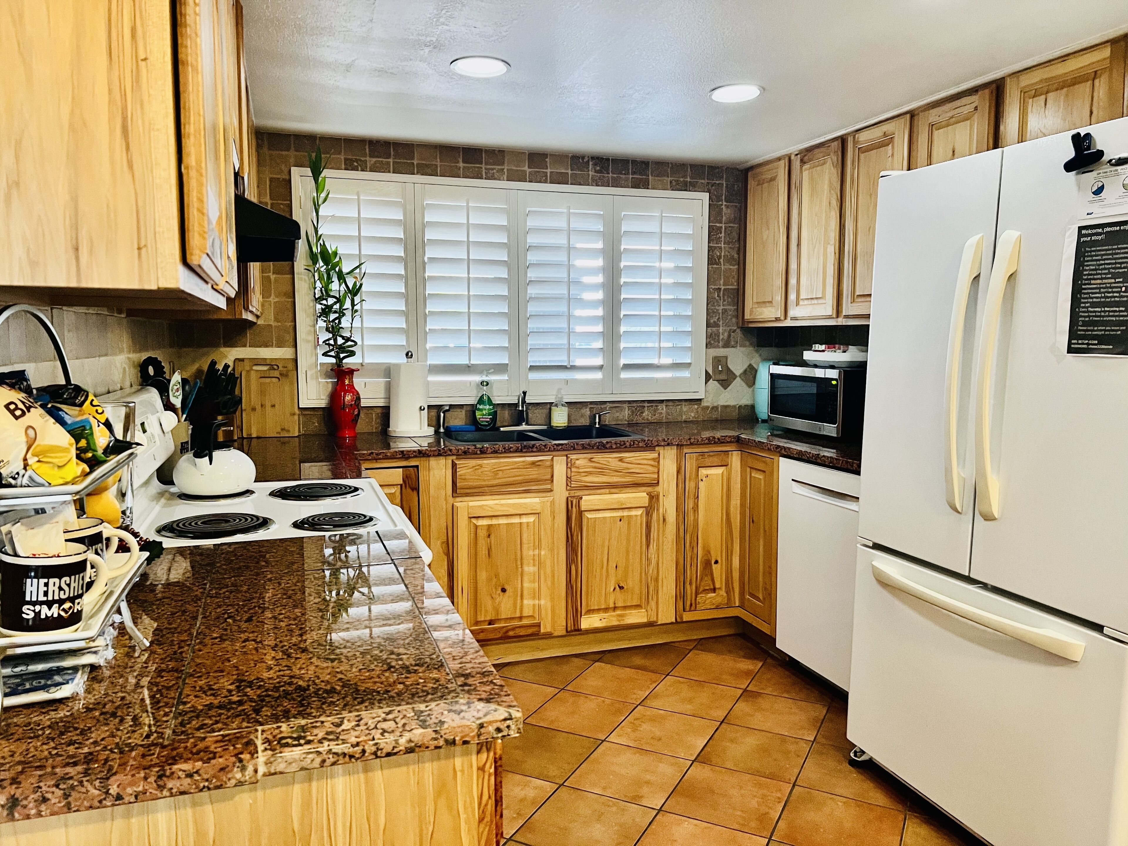 Straford Drive Oasis with heated pool, jacuzzi, and putt green! ⛳️