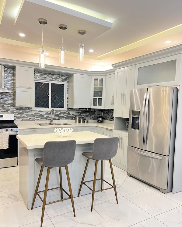 Geladeira, micro-ondas, fogão, cooktop