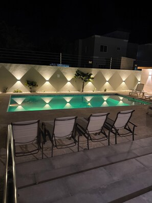 Una piscina al aire libre