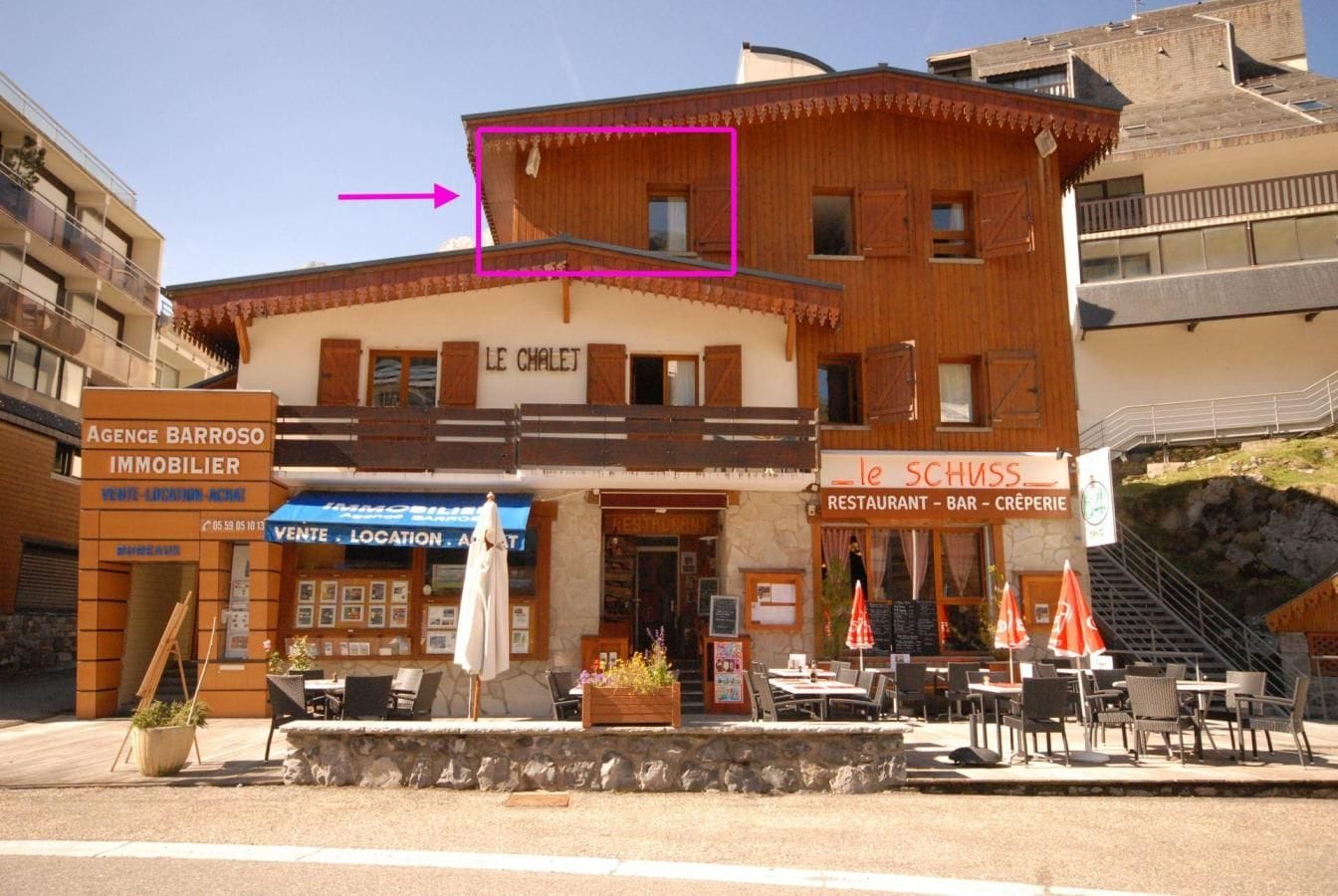 A building with a restaurant named "Le Chalet" and a bar named "Le Schuss".