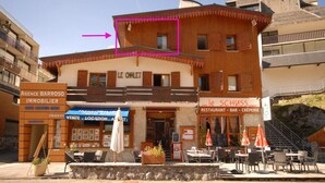 Rakennuksessa on ravintola nimeltä ”Le Chalet” ja baari nimeltä ”Le Schuss”.