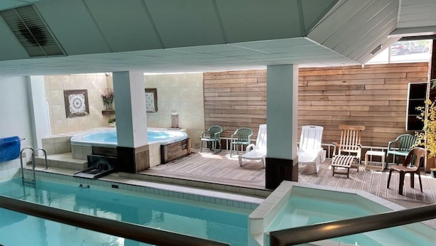 An indoor swimming pool with a hot tub and lounge chairs. - 150m from ski slopes, 1st floor, view resort, fitness, swimming pool, sauna, balcony, tv, ski locker (Eaux-Bonnes)