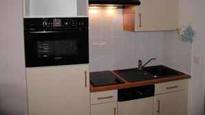 A compact kitchen with a Bosch oven, a sink, and wooden countertops. - 150m from ski slopes, 1st floor, view resort, fitness, swimming pool, sauna, balcony, tv, ski locker (Eaux-Bonnes)