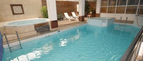 Una piscina cubierta