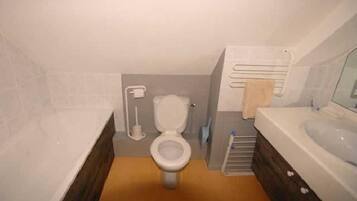 Baignoire, sĂšche-cheveux