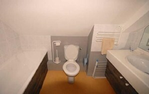 Baignoire, sèche-cheveux