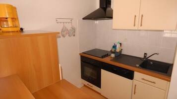 Een koelkast, een magnetron, een oven, een vaatwasser