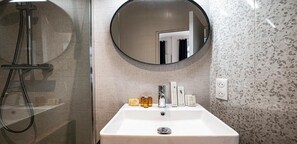 シャワー、ヘアドライヤー、タオル、石鹸