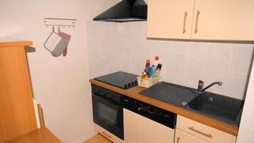 Kylskåp, mikrovågsugn, ugn och diskmaskin