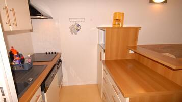 Een koelkast, een magnetron, een oven, een vaatwasser