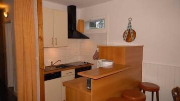 Een koelkast, een microgolfoven, een oven, een vaatwasser