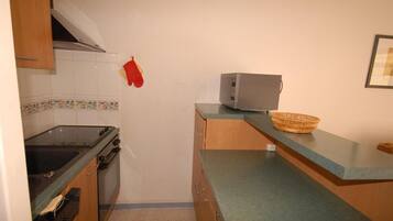 Kjøleskap, mikrobølgeovn, ovn og oppvaskmaskin