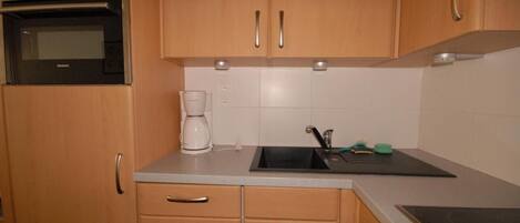 Frigorífico, microondas, horno y lavavajillas