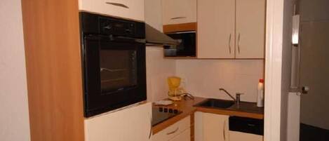 Een koelkast, een microgolfoven, een oven, een vaatwasser