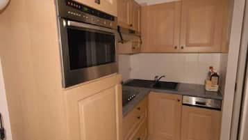 Fridge, microwave, dishwasher, coffee/tea maker