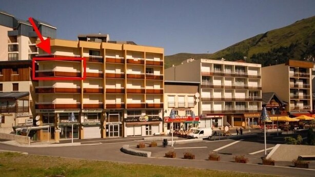 A multi-story hotel with a central courtyard, outdoor seating area, and a mountain backdrop. - 30m from ski slopes, 1st floor, view ski slopes, tv, 24m², Gourette (Eaux-Bonnes)