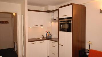 Een koelkast, een magnetron, een oven, een vaatwasser