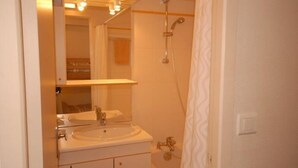 A bathroom with a sink, mirror, and shower. - 30m from ski slopes, 1st floor, view ski slopes, tv, 24m², Gourette (Eaux-Bonnes)