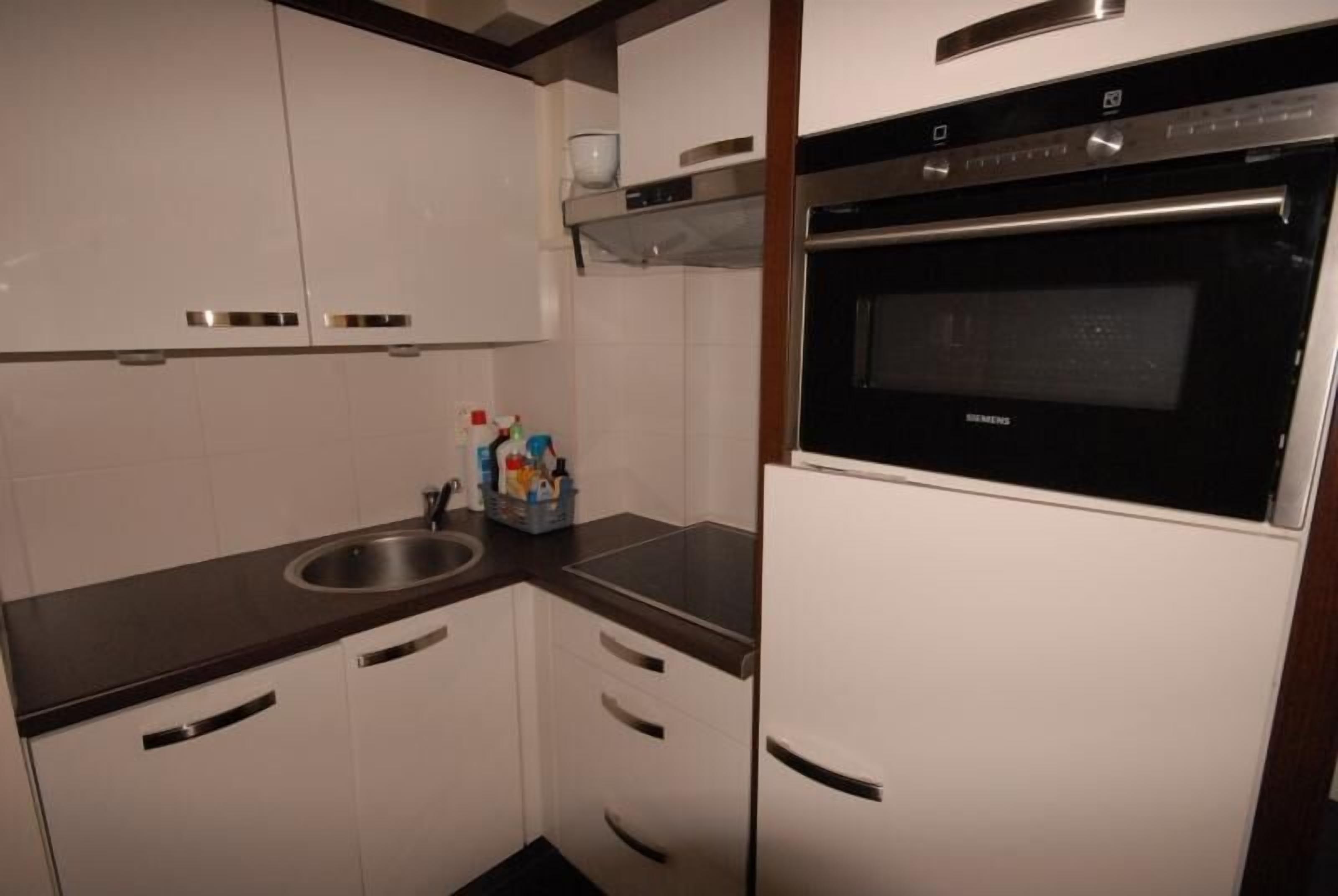 Een koelkast, een magnetron, een oven, een vaatwasser