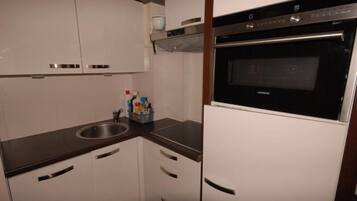 Frigorífico, microondas, horno y lavavajillas