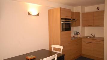 Kylskåp, mikrovågsugn, ugn och diskmaskin