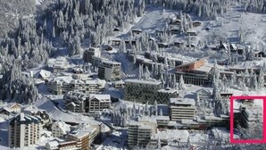 Une ville recouverte de neige, avec différents bâtiments, notamment des hôtels et des immeubles d’habitation.