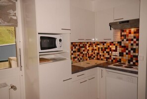 Fridge, microwave, dishwasher, coffee/tea maker - 50m from ski slopes, 2nd floor, view ski slopes, balcony, tv, 35m², Gourette (Eaux-Bonnes)