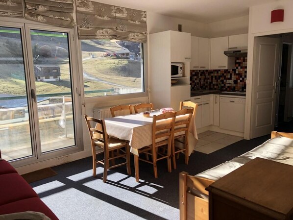 Interior - 50m from ski slopes, 2nd floor, view ski slopes, balcony, tv, 35m², Gourette (Eaux-Bonnes)