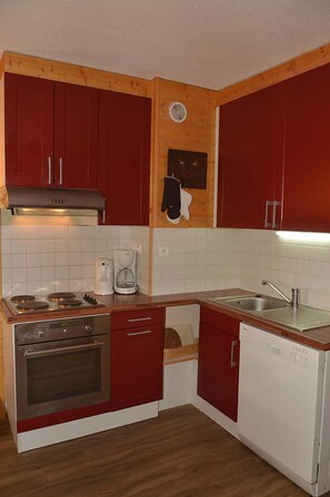 Kylskåp, mikrovågsugn, ugn och diskmaskin