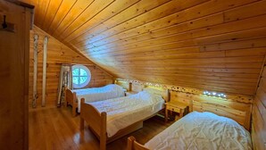 A wooden cabin with two beds, a small table, and a window. - 1st floor, balcony, tv, ski locker, 75m², Flaine (Flaine)